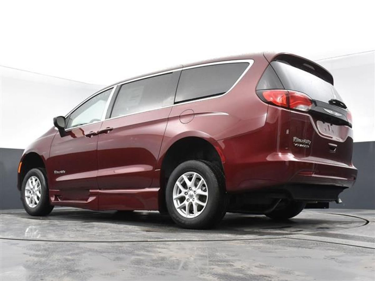 Red Chrysler Voyager image number 24