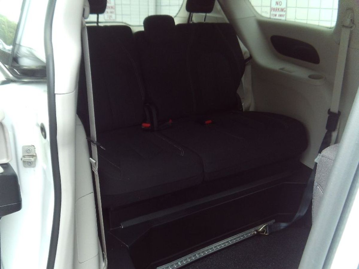 White Chrysler Voyager image number 6