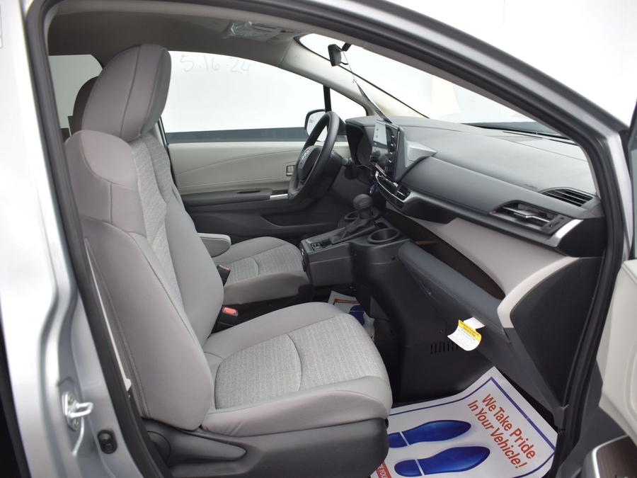 New 2025 Toyota Sienna Hybrid LE - BraunAbility Side Entry Entry Fold Out Automatic Ramp