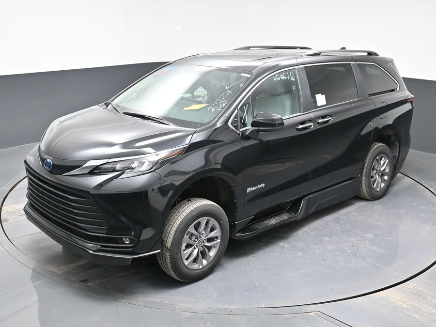 Black Toyota Sienna image number 23