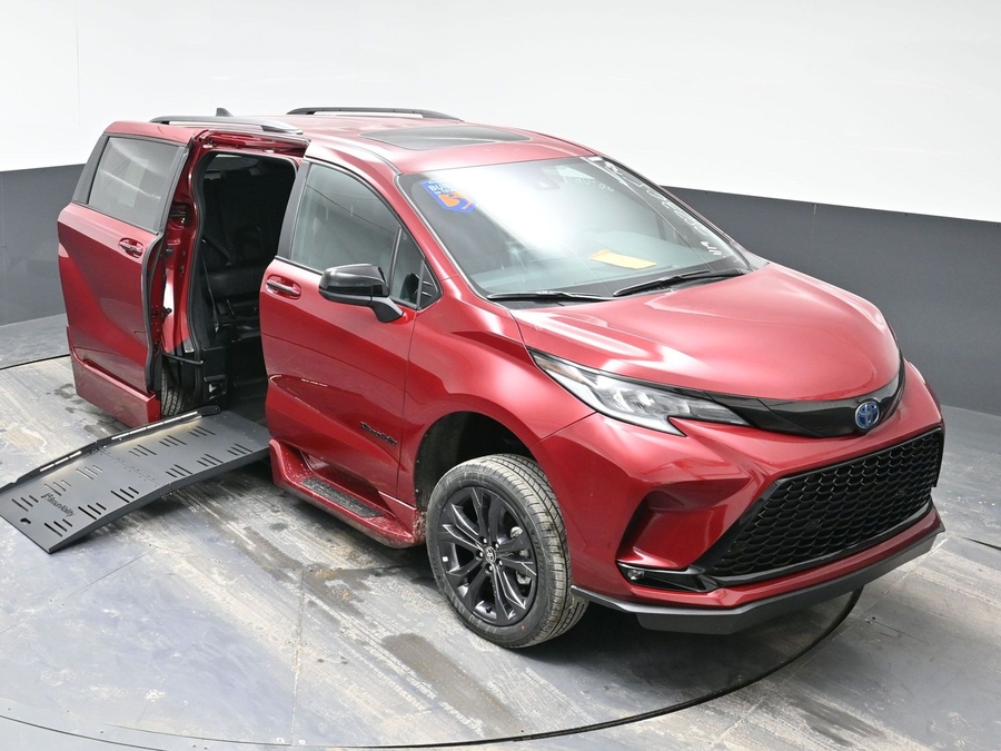 New 2025 Toyota Sienna Hybrid XSE Sport - BraunAbility Side Entry Entry Fold Out Automatic Ramp