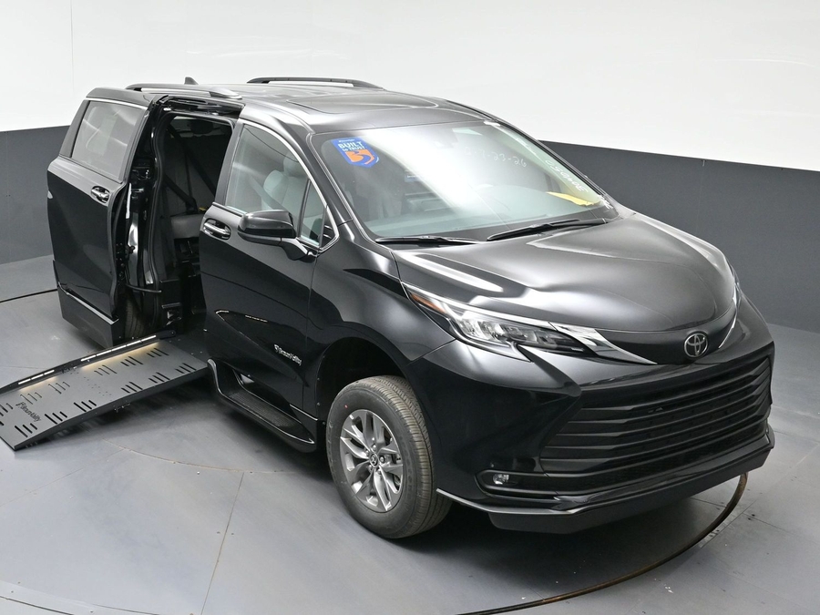 Black Toyota Sienna image number 22