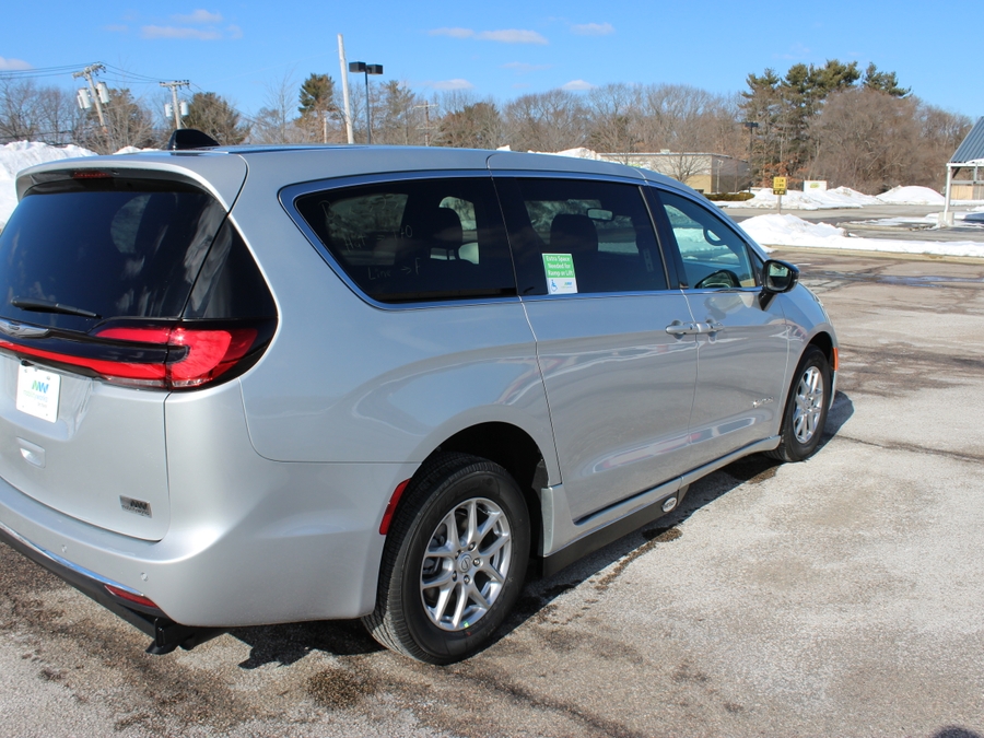 Silver Chrysler Pacifica image number 4