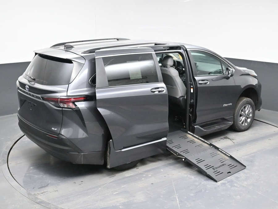 New 2025 Toyota Sienna Hybrid XLE Plus - BraunAbility Side Entry Entry Fold Out Automatic Ramp
