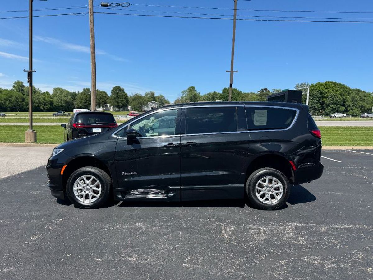 2023 CHRYSLER PACIFICA - Image 4