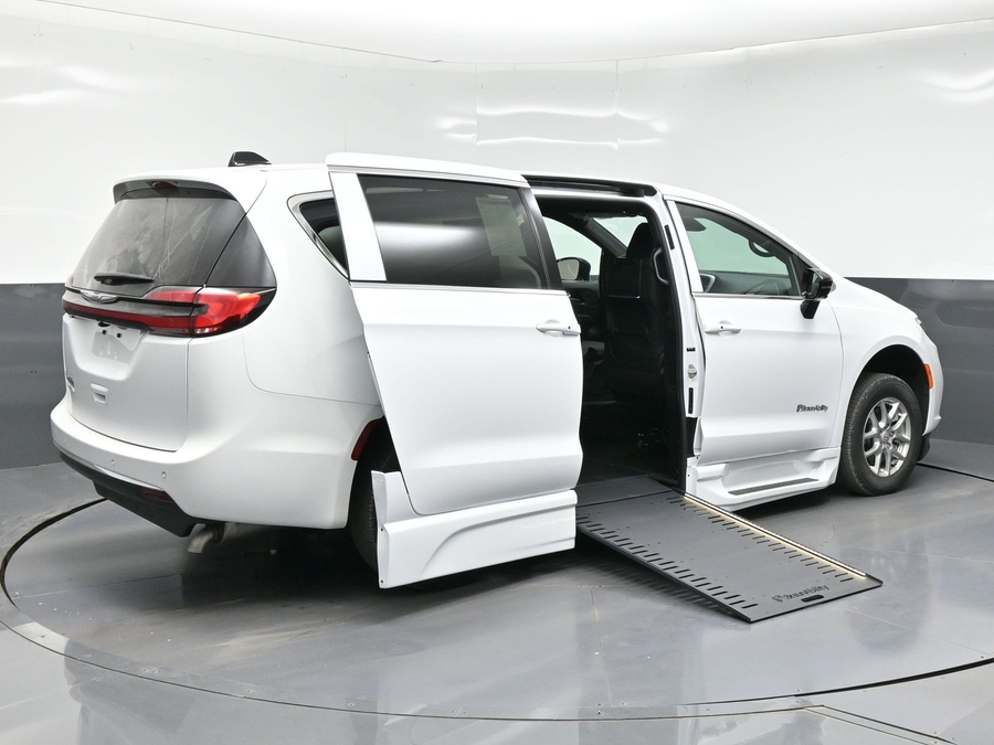 New 2026 Chrysler Pacifica Select Plus - BraunAbility Side Entry Entry In Floor Automatic Ramp
