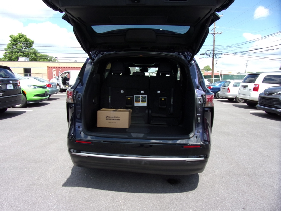 Blue Toyota Sienna image number 17