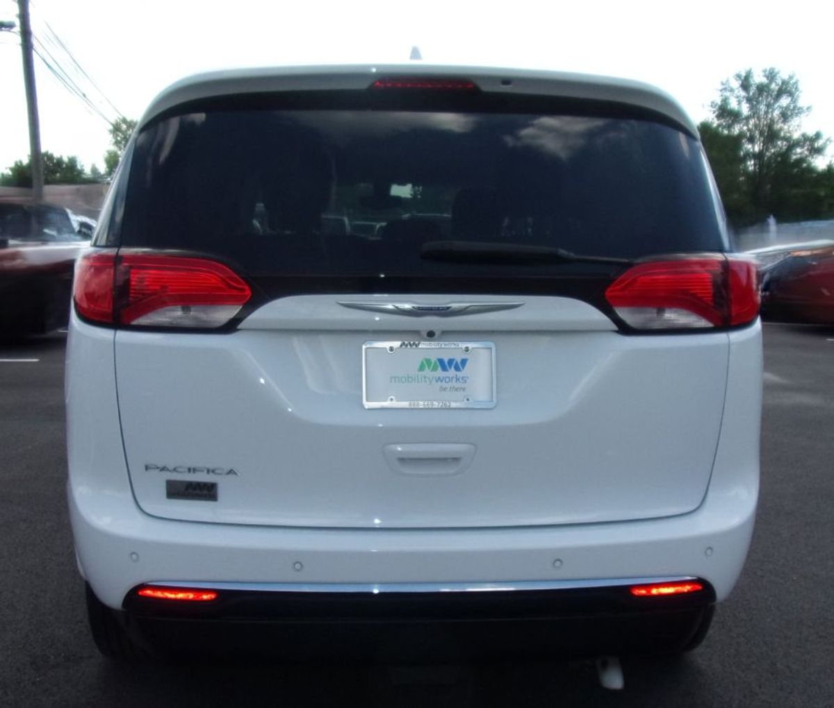 White Chrysler Pacifica image number 5