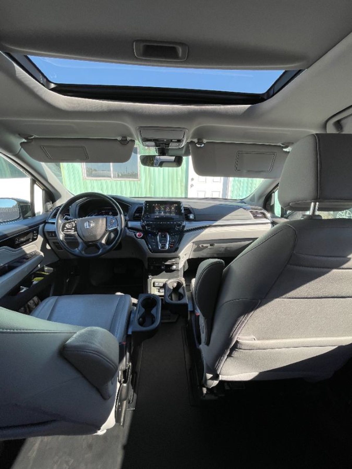 Blue Honda Odyssey image number 8