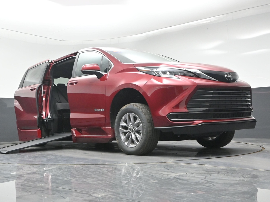 New 2026 Toyota Sienna Hybrid LE - BraunAbility Side Entry In Floor Automatic Ramp