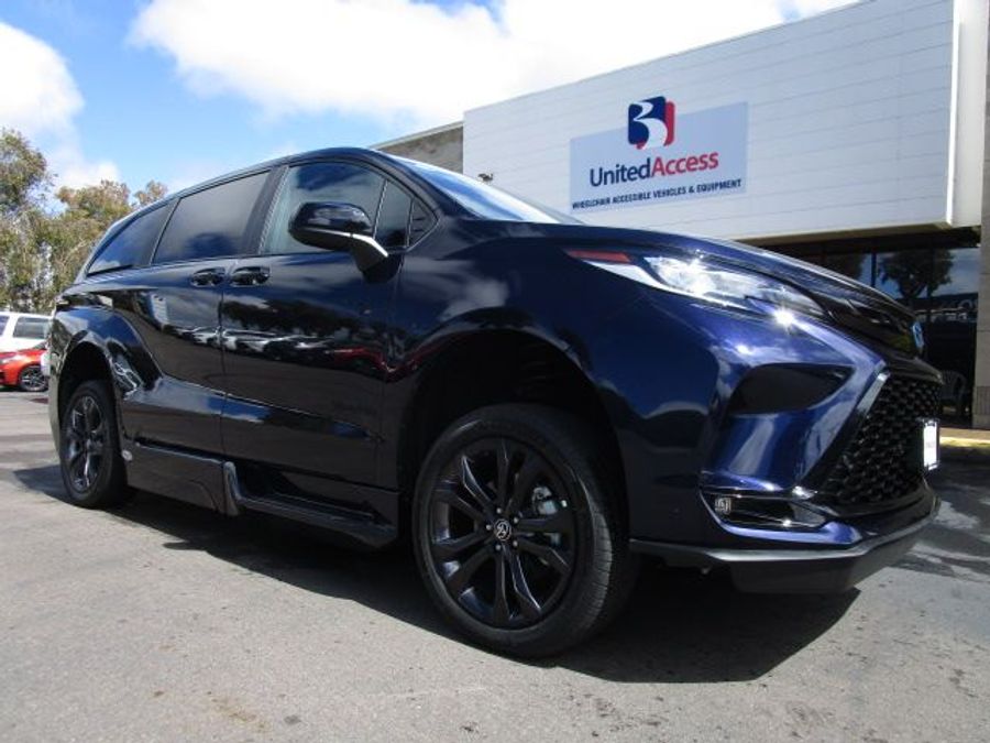 New 2025 Toyota Sienna Hybrid XSE Sport - BraunAbility Side Entry Entry Fold Out Automatic Ramp