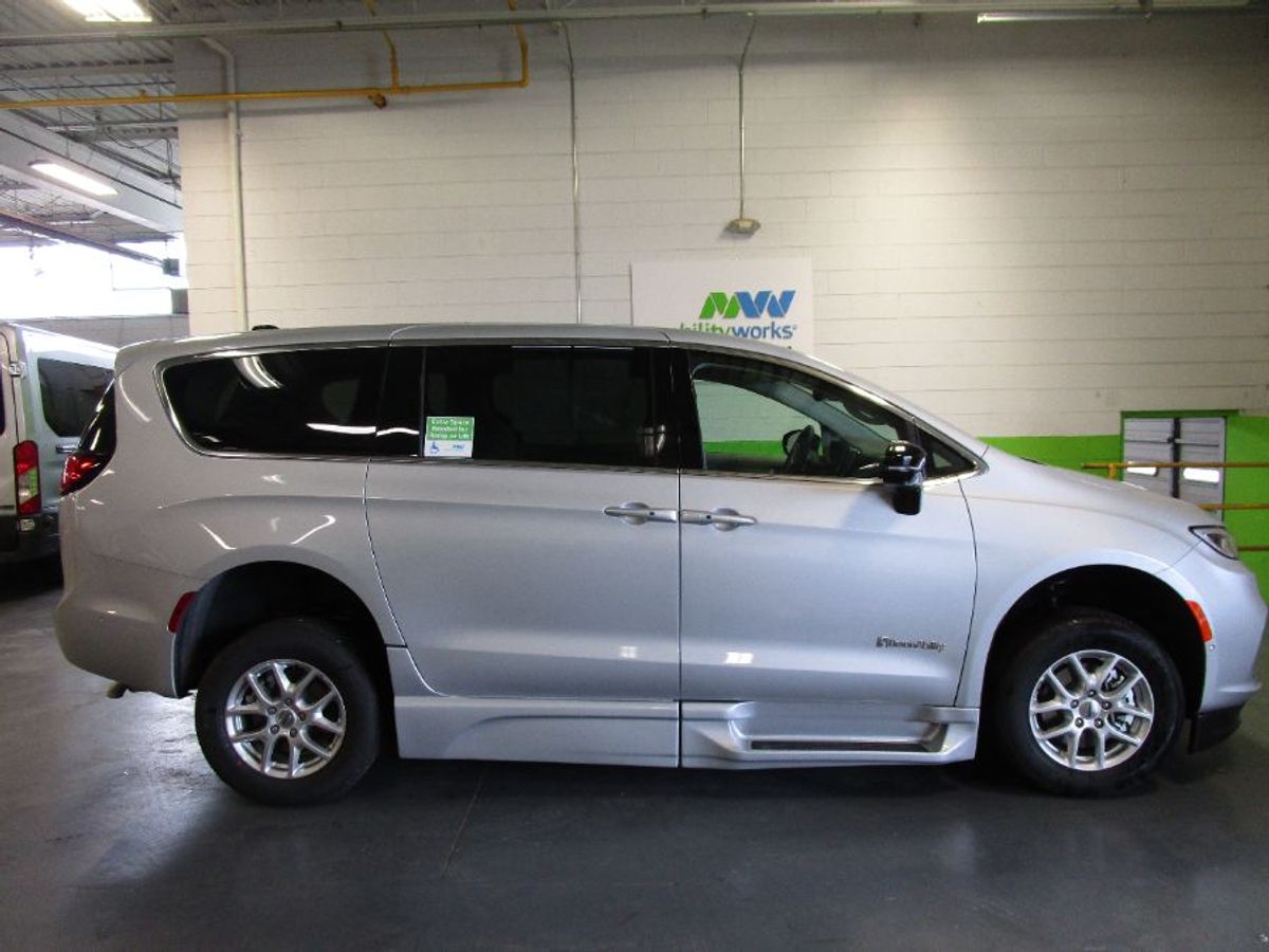 Silver Chrysler Pacifica image number 8