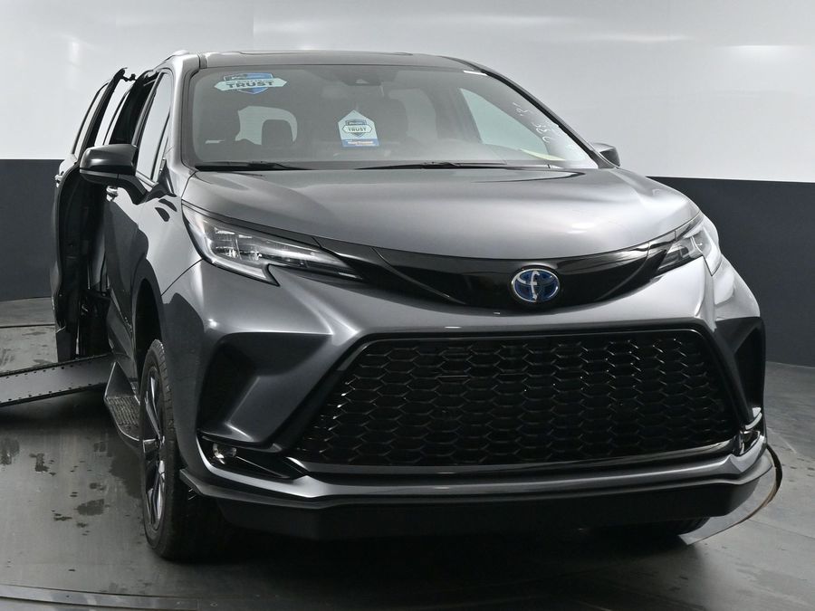 New 2025 Toyota Sienna Hybrid XSE Sport - BraunAbility Side Entry Entry In Floor Automatic Ramp