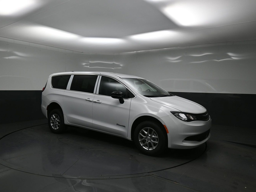 White Chrysler Voyager image number 11
