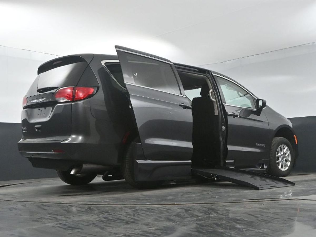Grey Chrysler Voyager image number 21