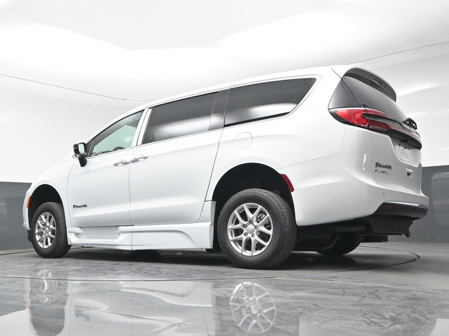 White Chrysler Pacifica image number 17