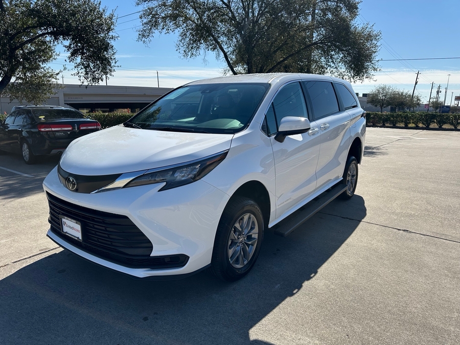 New 2026 Toyota Sienna Hybrid LE - Vantage Mobility Rear Entry Entry Fold Out Manual Ramp