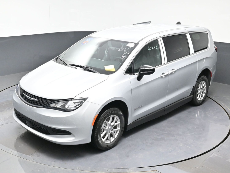 Silver Chrysler Voyager image number 20