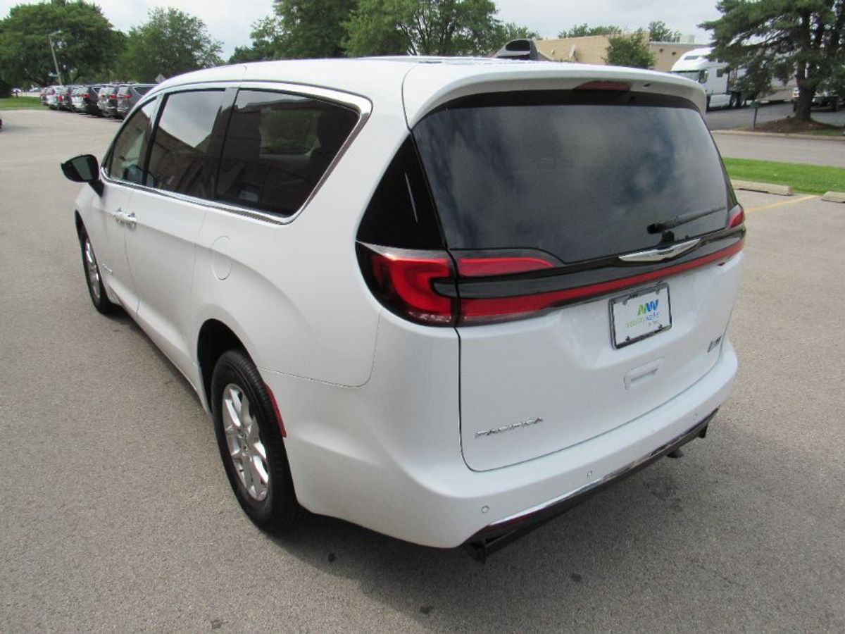 White Chrysler Pacifica image number 15