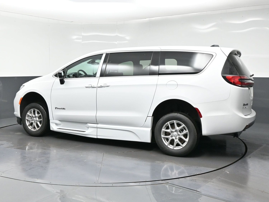 White Chrysler Pacifica image number 3