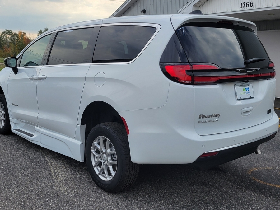 White Chrysler Pacifica image number 4