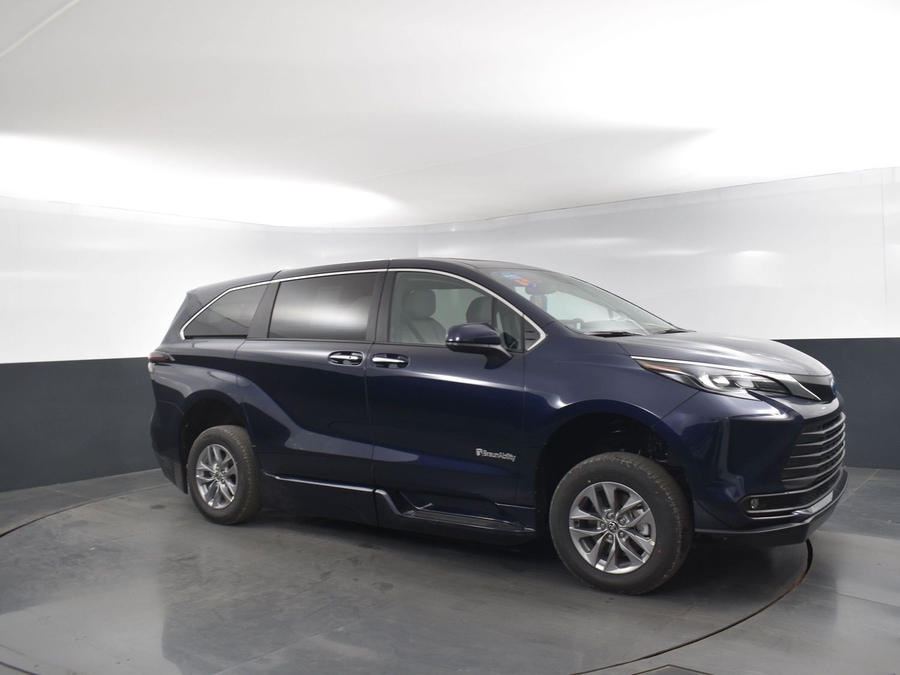New 2025 Toyota Sienna Hybrid XLE Base - BraunAbility Side Entry Entry Fold Out Automatic Ramp