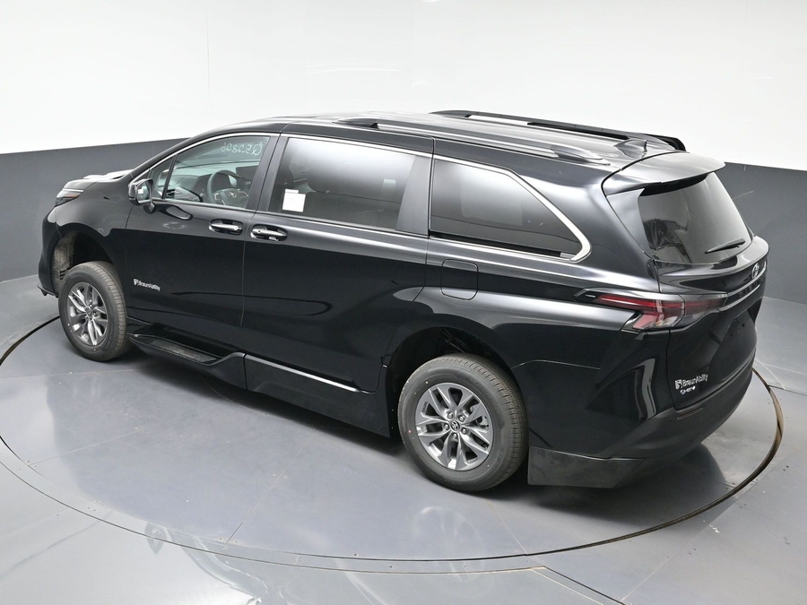 Imagen de la Toyota Sienna negra número 22