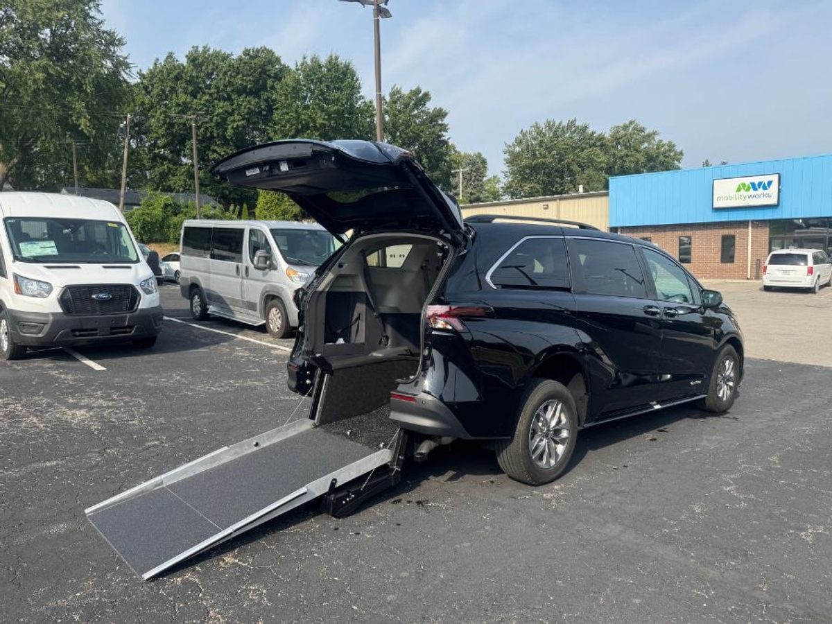 2024 TOYOTA SIENNA - Image 11