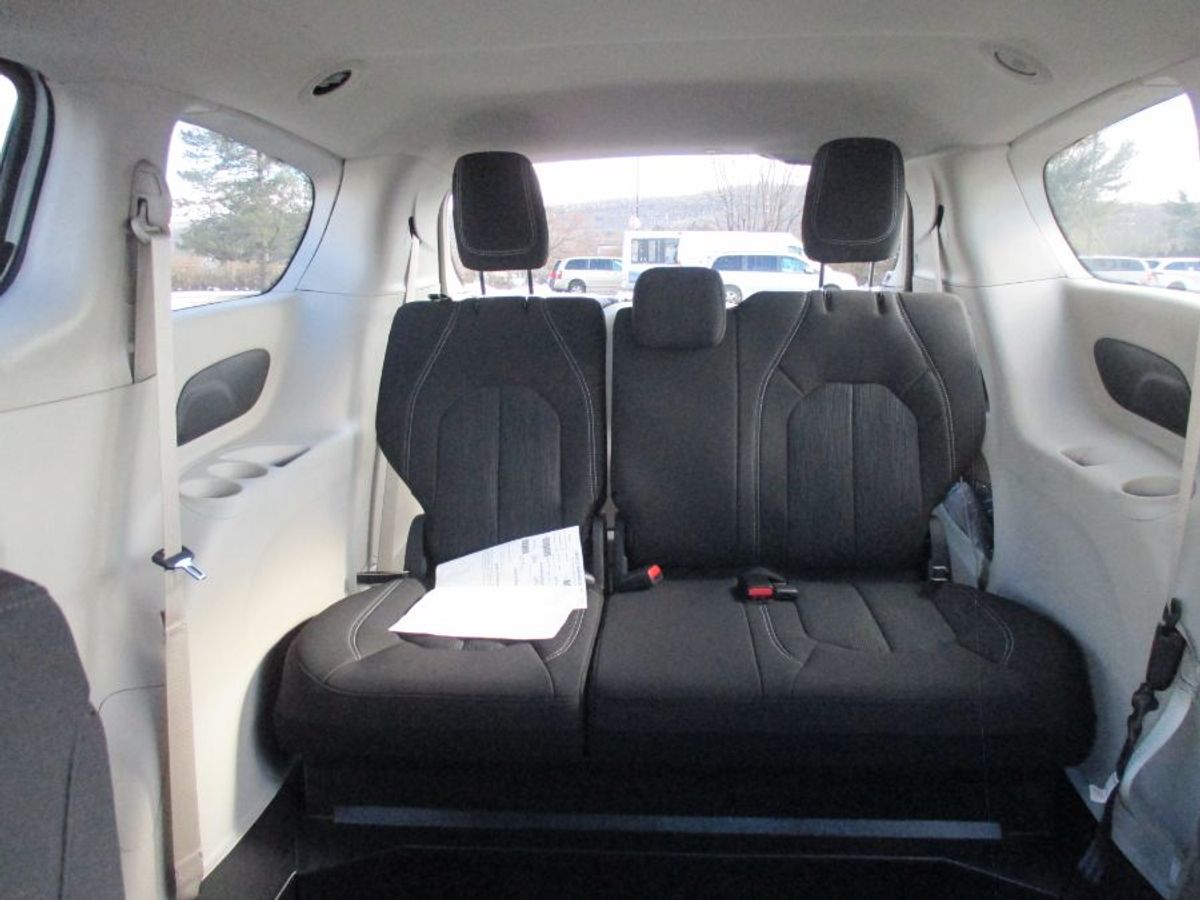 2024 CHRYSLER VOYAGER - Image 11