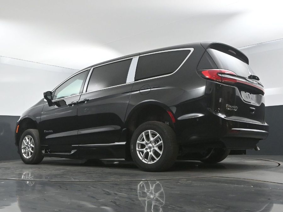Black Chrysler Pacifica image number 19