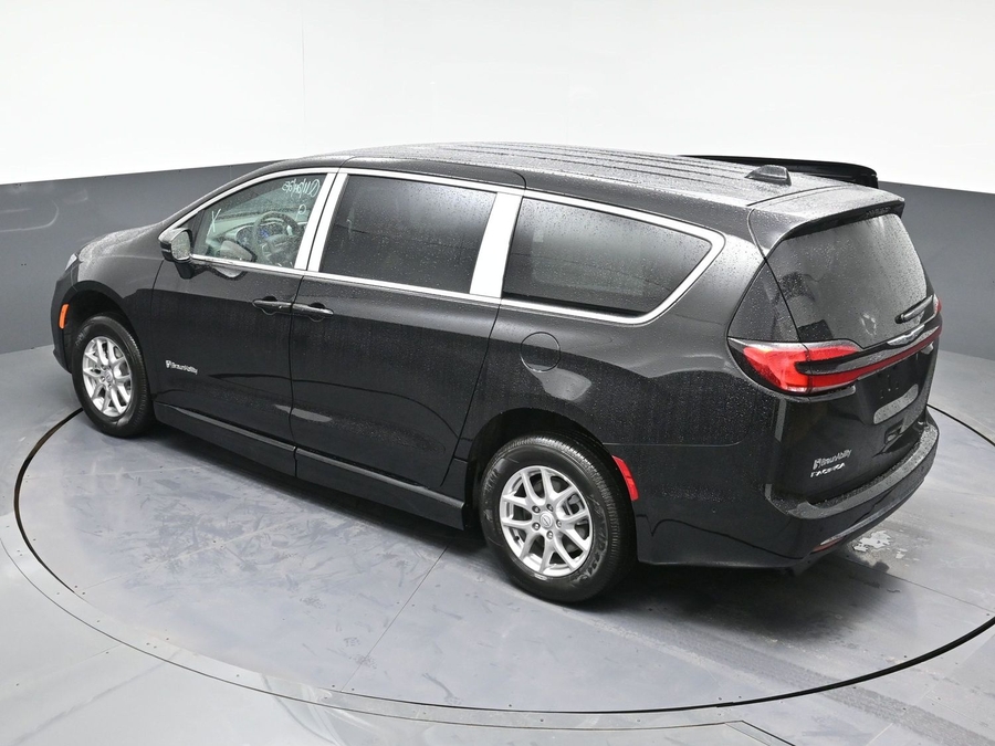 Black Chrysler Pacifica image number 24