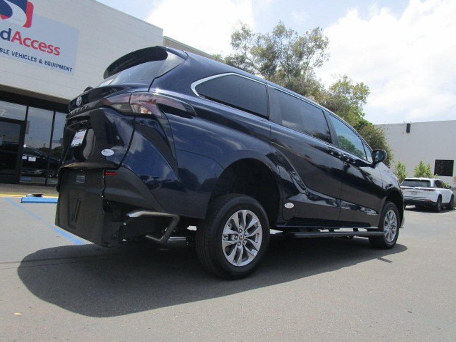 New 2026 Toyota Sienna Hybrid FWD LE - Vantage Mobility Commercial Rear Entry Entry Fold Out Manual Ramp