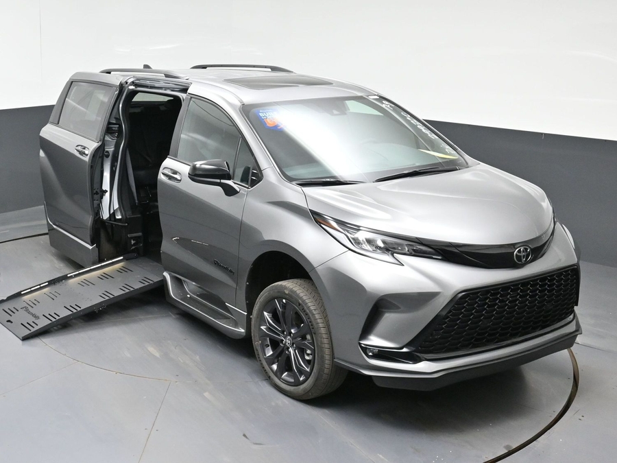 New 2026 Toyota Sienna Hybrid XSE Sport - BraunAbility Side Entry Fold Out Automatic Ramp
