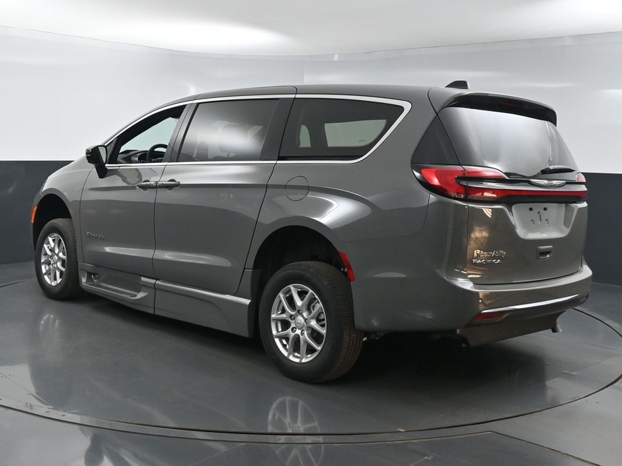 New 2025 Chrysler Pacifica Select Safety - BraunAbility Side Entry Entry Fold Out Automatic Ramp