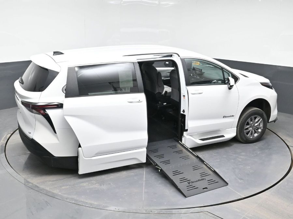 2025 TOYOTA SIENNA - Image 17