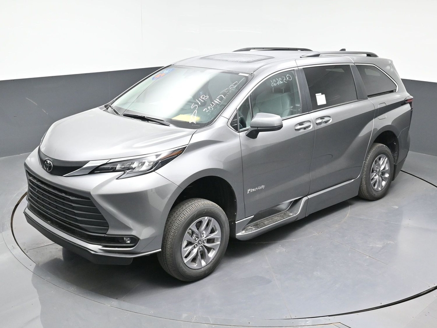 New 2026 Toyota Sienna Hybrid XLE Base - BraunAbility Side Entry Fold Out Automatic Ramp