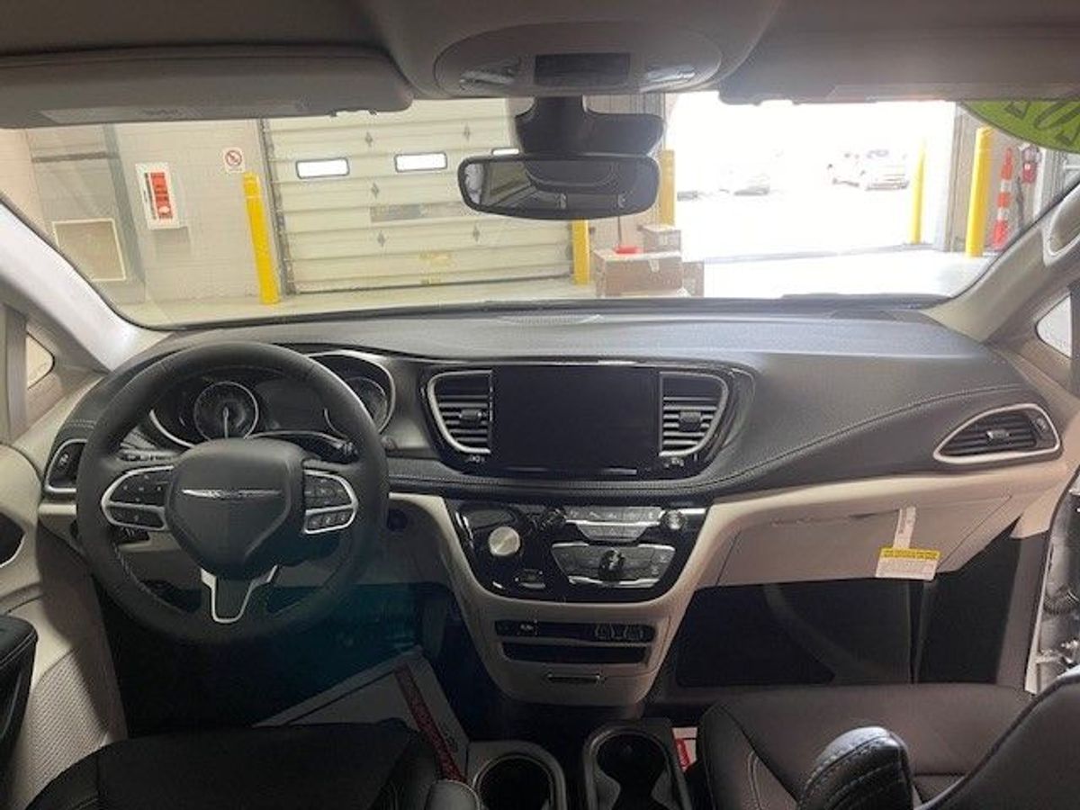 Silver Chrysler Pacifica image number 14