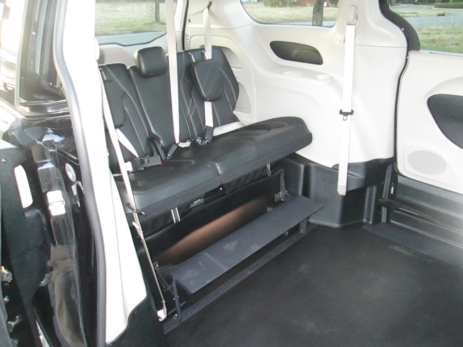 Black Chrysler Pacifica image number 9