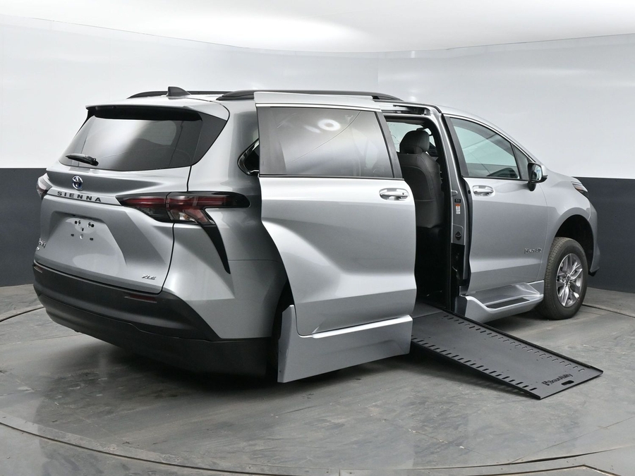 New 2025 Toyota Sienna Hybrid XLE Plus - BraunAbility Side Entry Entry In Floor Automatic Ramp