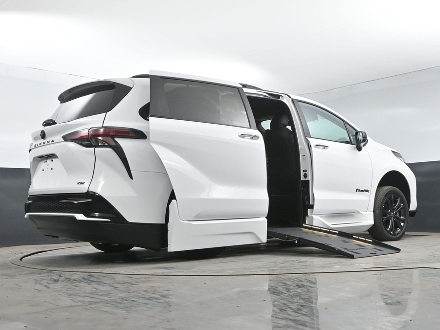 New 2025 Toyota Sienna Hybrid LE - BraunAbility Side Entry Entry Fold Out Automatic Ramp