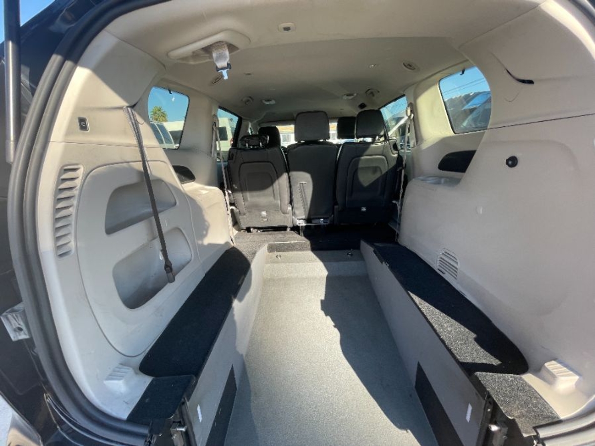 Black Chrysler Pacifica image number 9