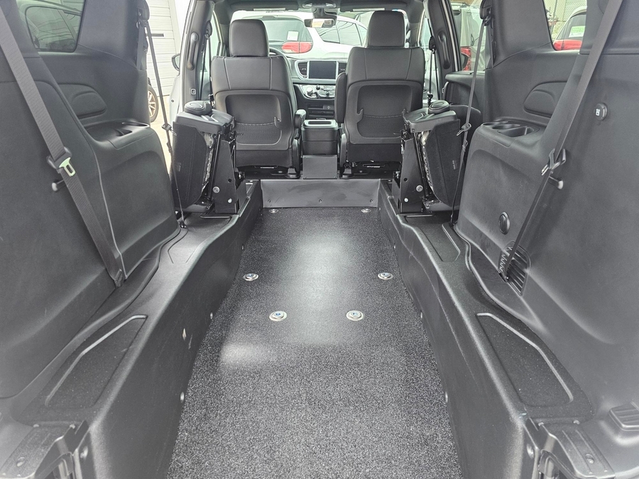 White Chrysler Voyager image number 13