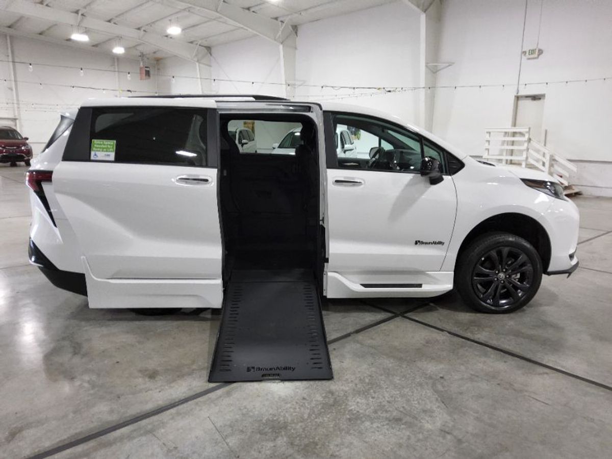 2025 Toyota Sienna XSE's photo