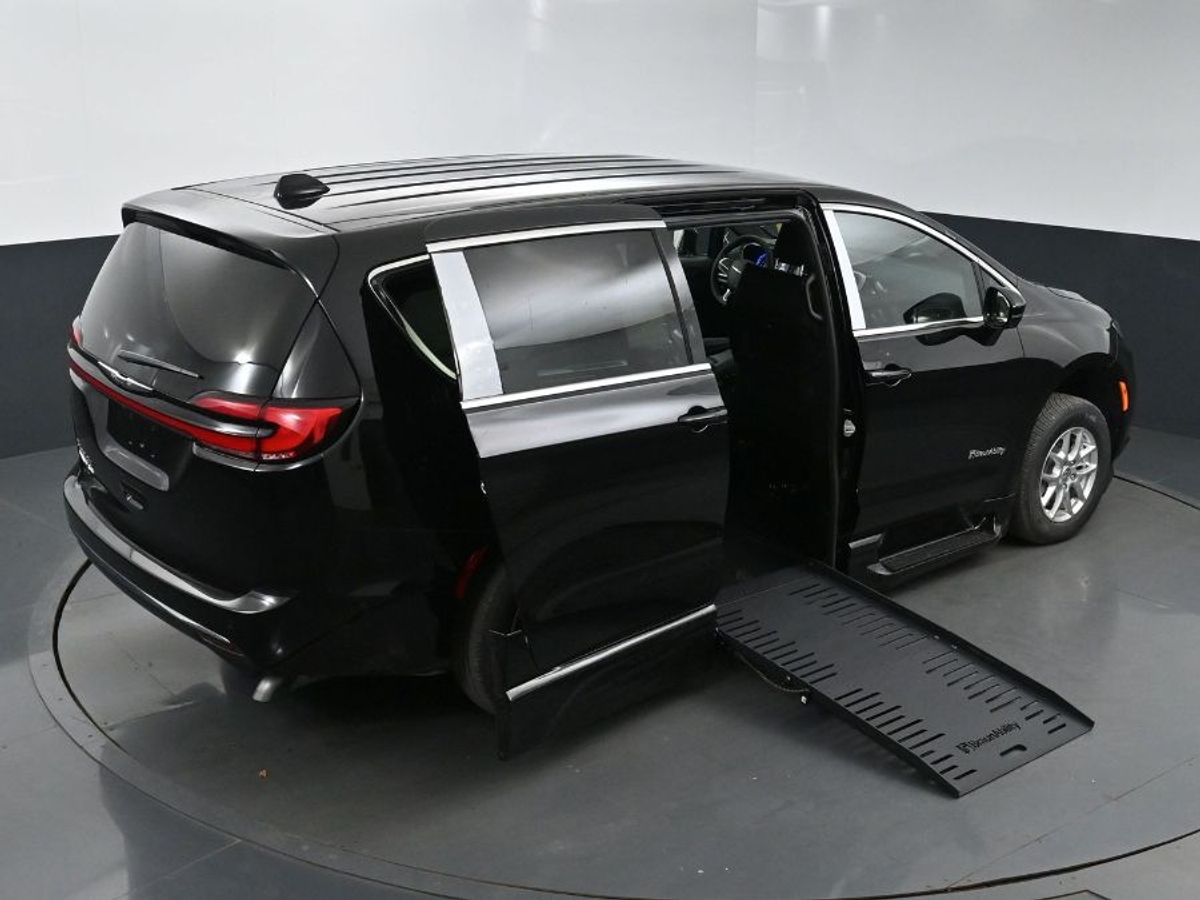 Black Chrysler Pacifica image number 24