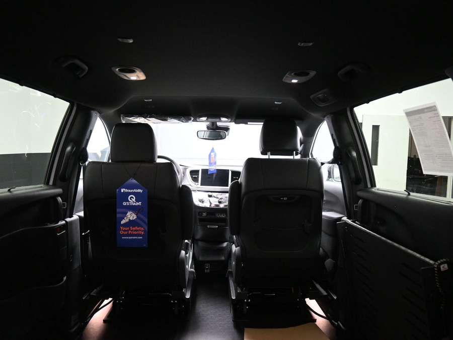 White Chrysler Pacifica image number 12