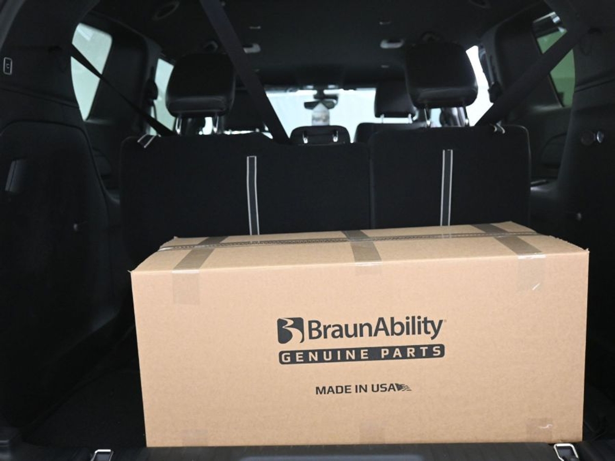 Black Chrysler Pacifica image number 10