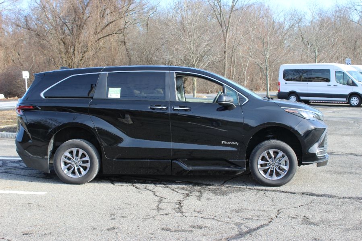 Black Toyota Sienna image number 5