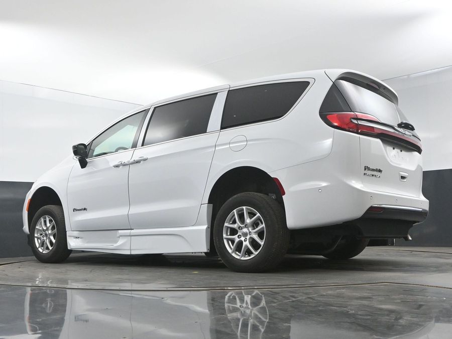 New 2025 Chrysler Pacifica Select Safety - BraunAbility Side Entry Entry Fold Out Automatic Ramp