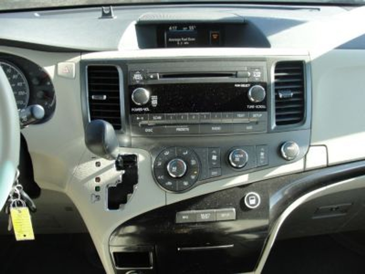 2011 TOYOTA SIENNA - Image 5