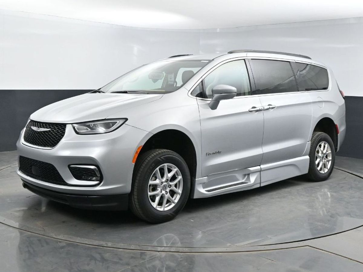 Silver Chrysler Pacifica image number 19